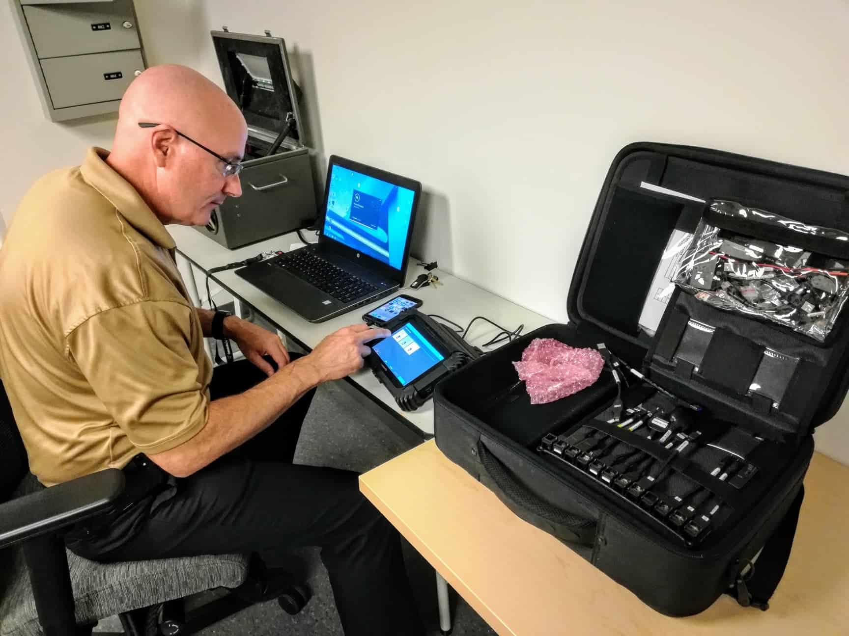 Digital forensics examiner performing phone extraction with Cellebrite